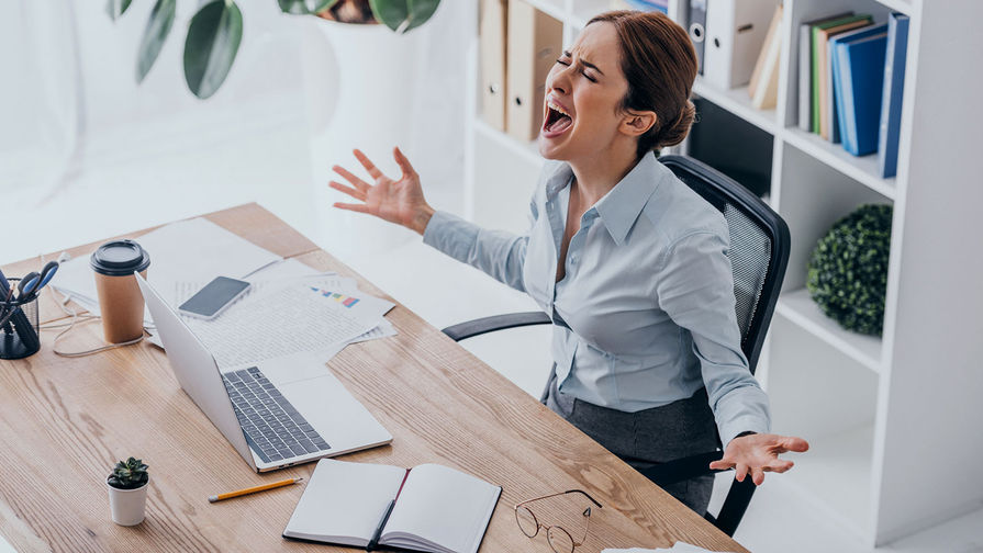 Bătrân care se bucură de o plimbare matinală în parc, cu lumina soarelui printre copaci